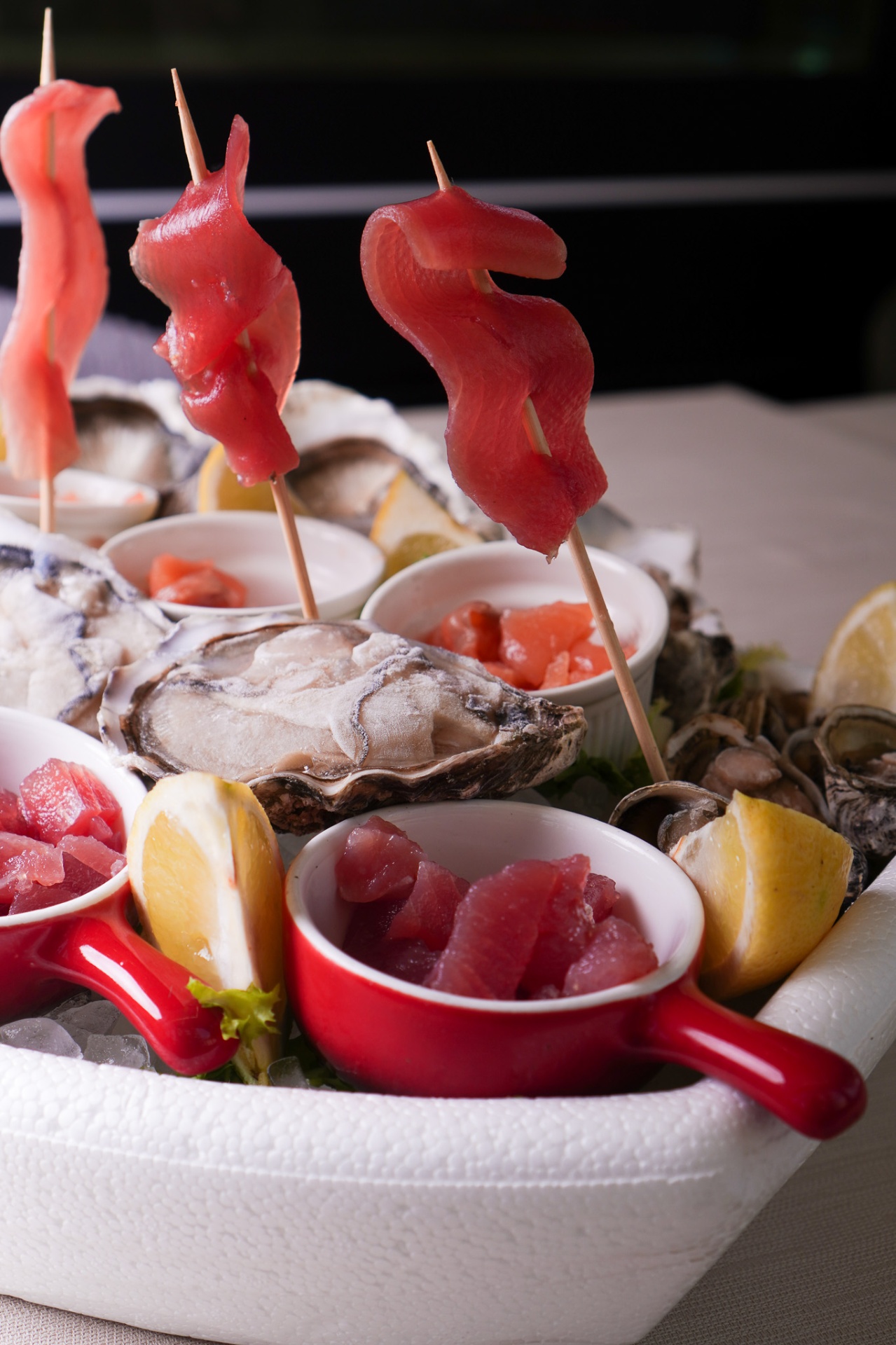 Plateau di crudi di mare con tonno, ostriche e salmone
