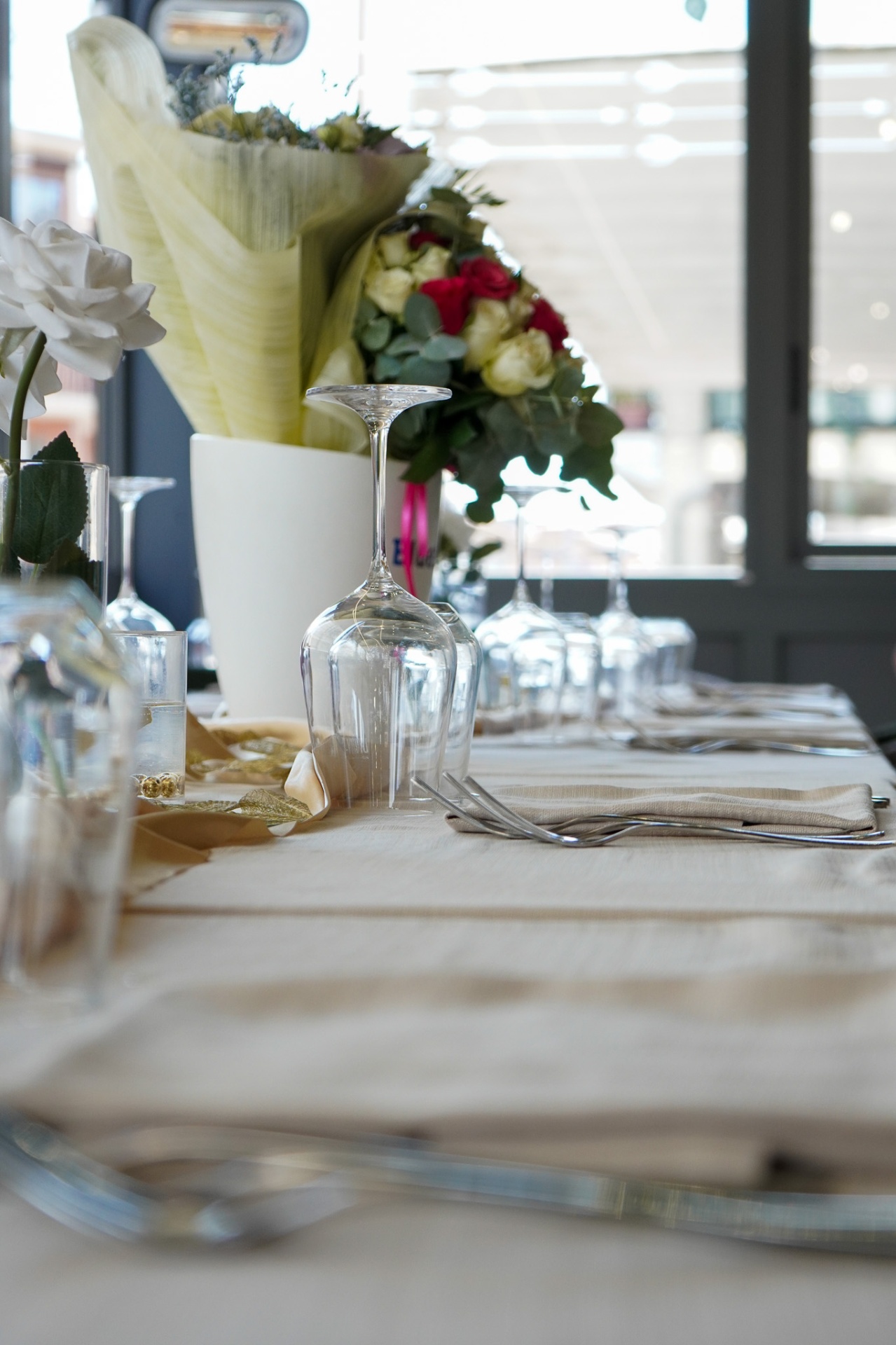 Tavolo apparecchiato con cura per un evento al ristorante Diana e Nettuno