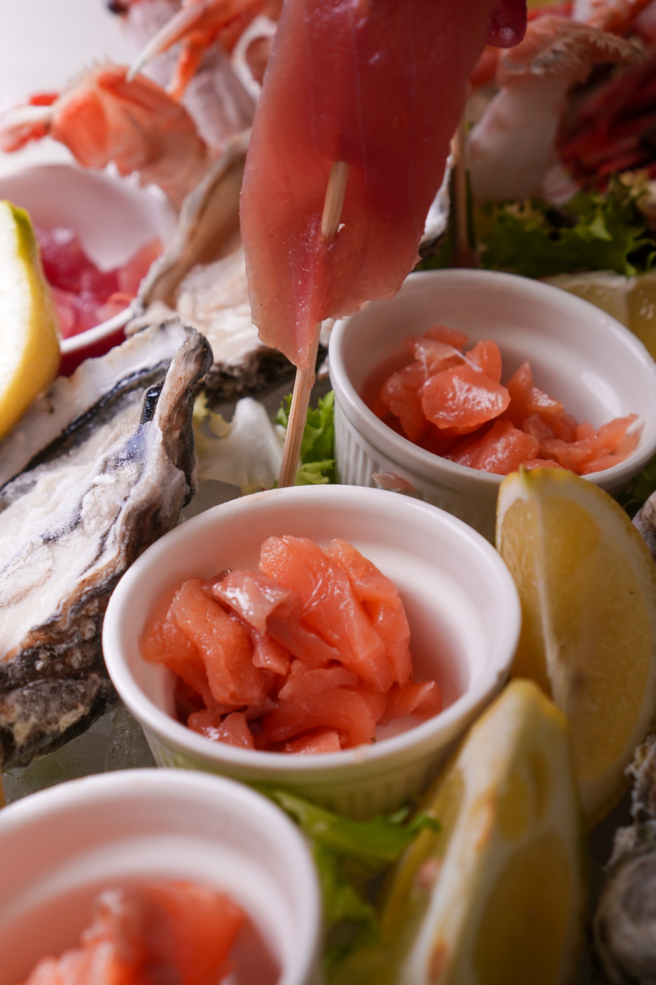 Tartare di tonno e salmone su ostriche
